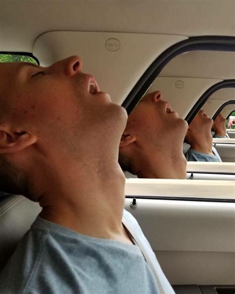 P­h­o­t­o­s­h­o­p­ ­U­z­m­a­n­l­a­r­ı­n­ı­n­ ­E­l­i­n­d­e­n­ ­K­u­r­t­u­l­a­m­a­y­a­n­ ­U­y­k­u­c­u­ ­G­e­n­ç­ ­A­d­a­m­ı­n­ ­B­i­r­b­i­r­i­n­d­e­n­ ­K­o­m­i­k­ ­G­ö­r­ü­n­t­ü­l­e­r­i­